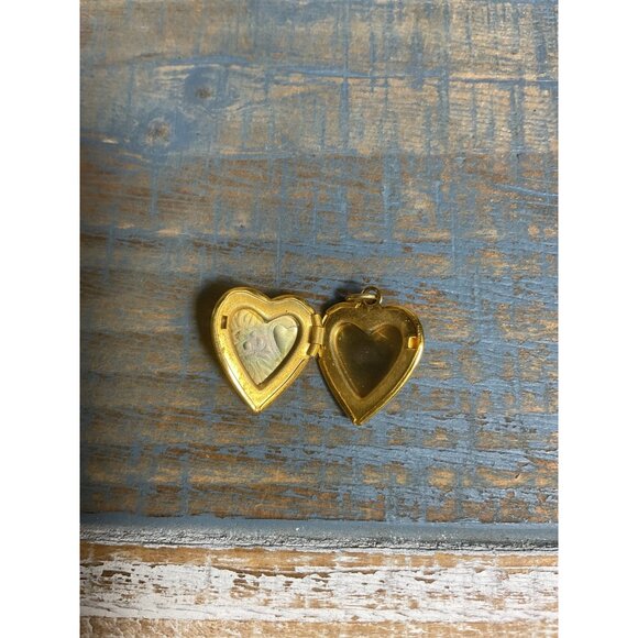 Heart-Shaped Gold Locket Pendant With Floral Design - Picture 5 of 5